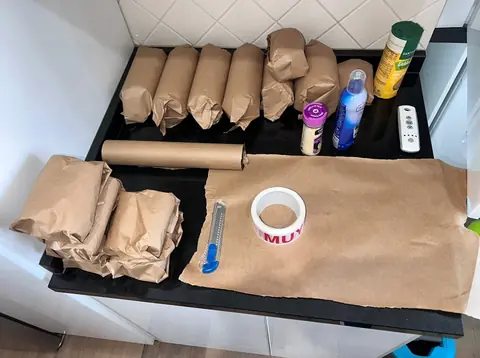 Vajilla y menaje de cocina embalados pieza a pieza en papel kraft